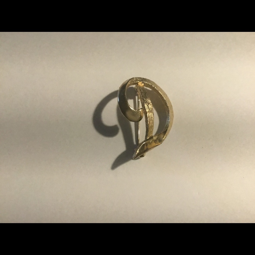 D💎★❦꒒ik୧⌵♡⌵N୧w❦★ AUCTION PRICE👩🏻‍⚖️ Vintage D Brooch
